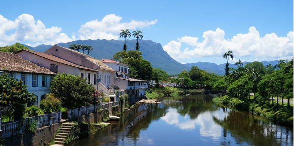 Rio Nhundiaquara, casario e montanhas em Morretes